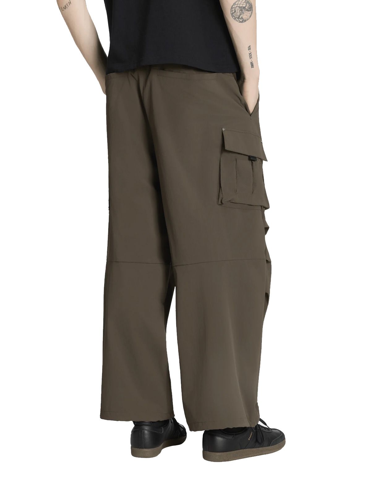 pantaloni della tuta verde oliva
