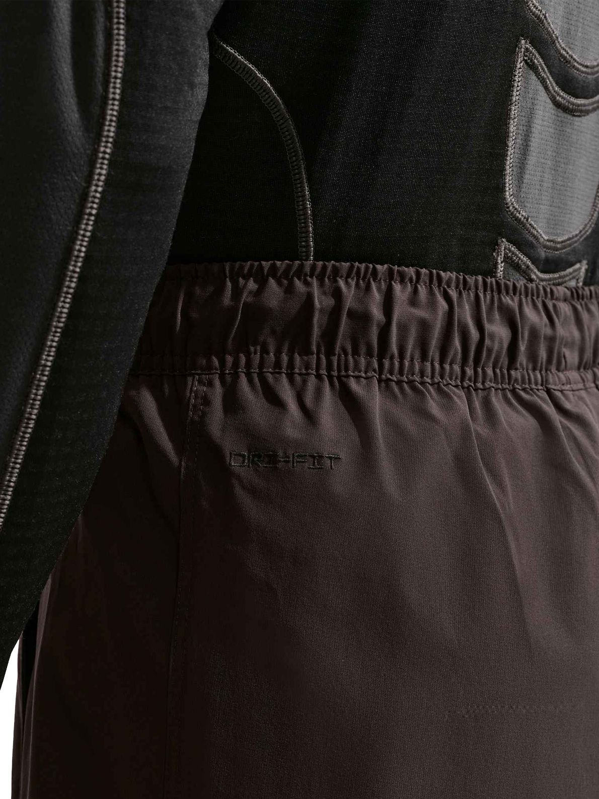 Pantaloni tech marroni NIKE
