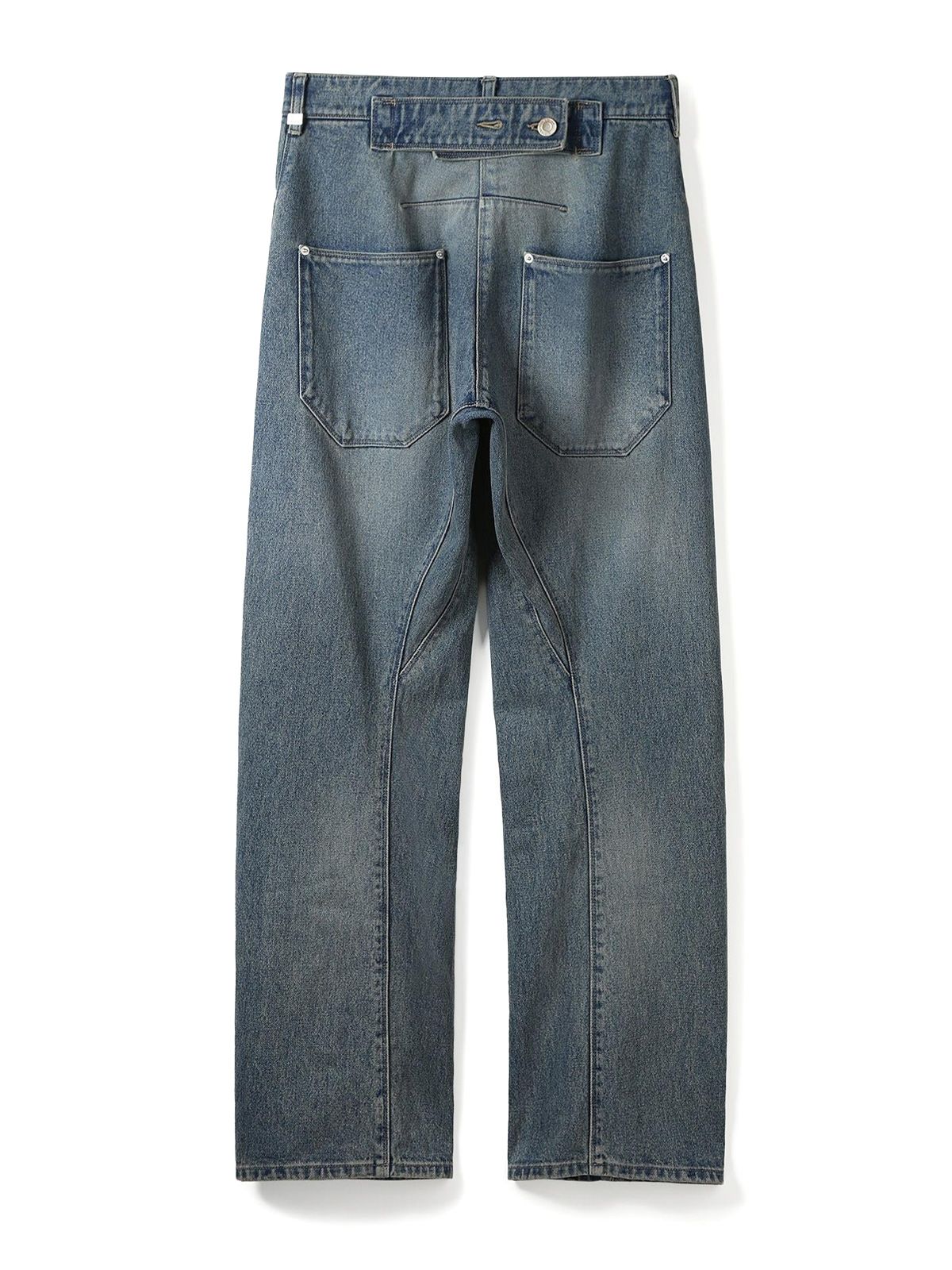 Pantaloni in denim blu con cuciture ritorte SYSTEM